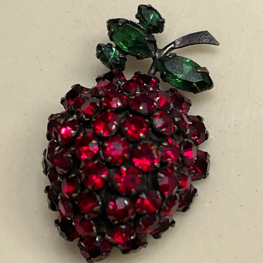VINTAGE DESIGNER SCHREINER SIGNED BERRY BROOCH/ PENDANT FROM 1950s